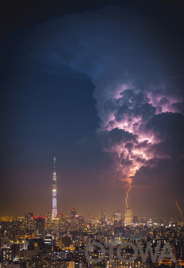 第16回 雷写真コンテスト受賞作品 銀賞 -雲を貫く一筋の光-